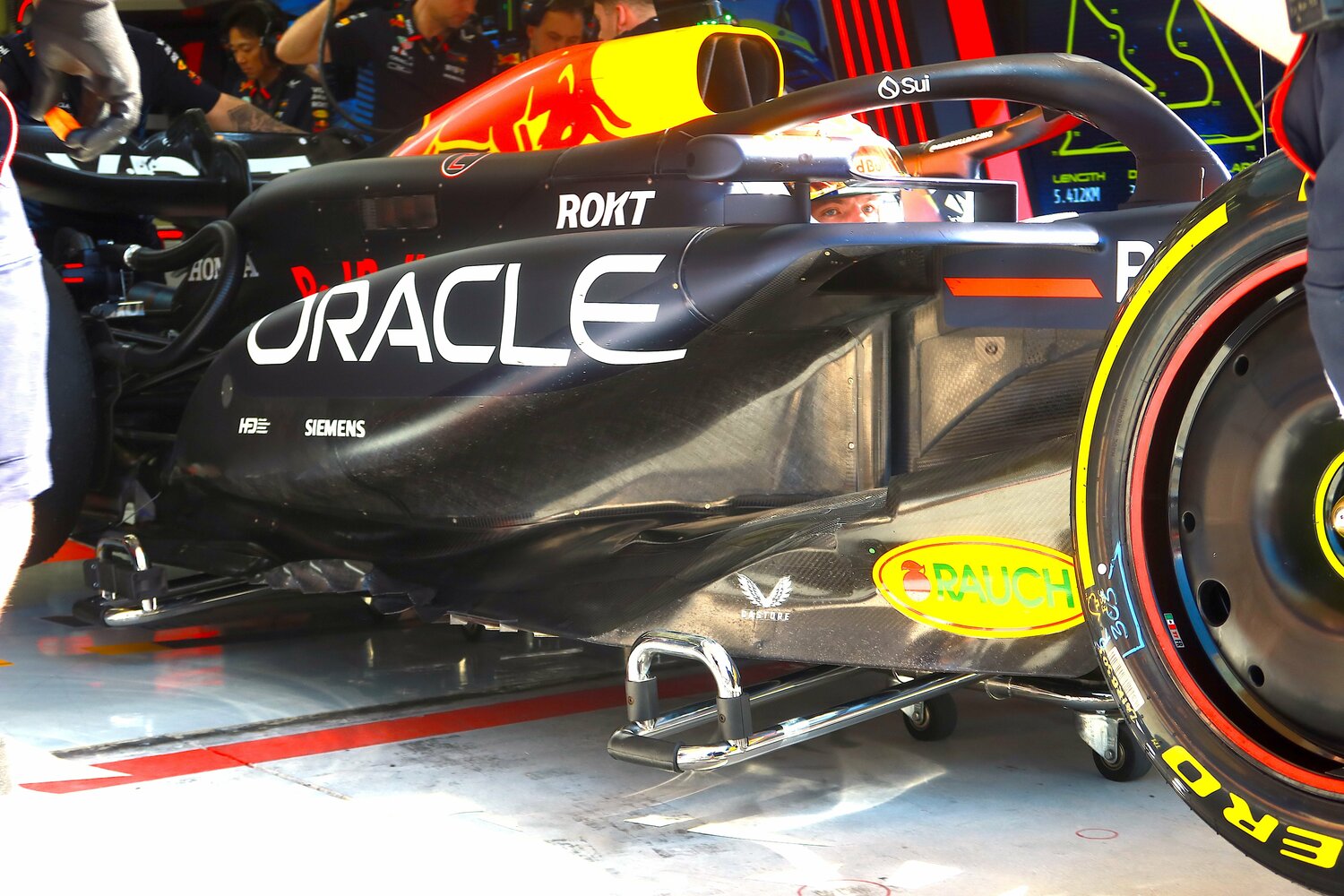 プレシーズンテストで露わになったレッドブルの新車RB20の「ゼロポッド」。よく見ると、天地方向と上部に細い穴が空いている　©Masahiro Owari