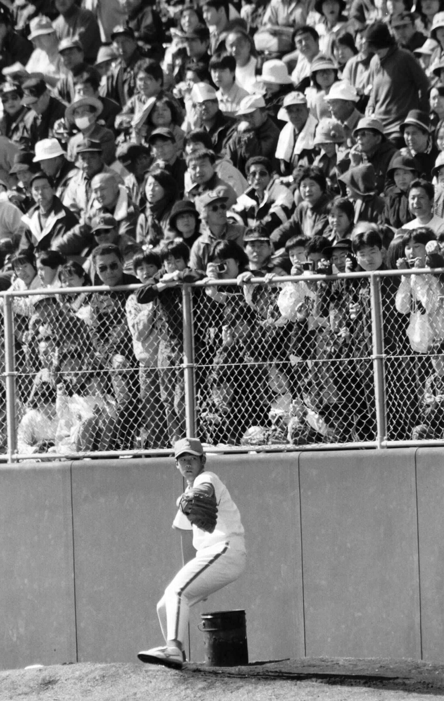 当時『週刊文春』ももちろん取り上げた松坂フィーバー。写真は春季キャンプで松坂を一目見ようと集まった人々　©BUNGEISHUNJU