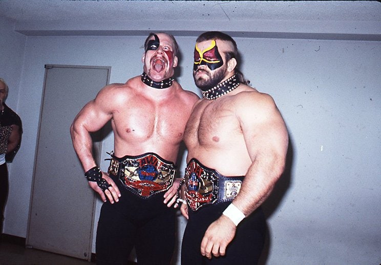 威圧感たっぷりな表情をカメラに向けるホーク（左）とアニマル　©Moritsuna Kimura/AFLO