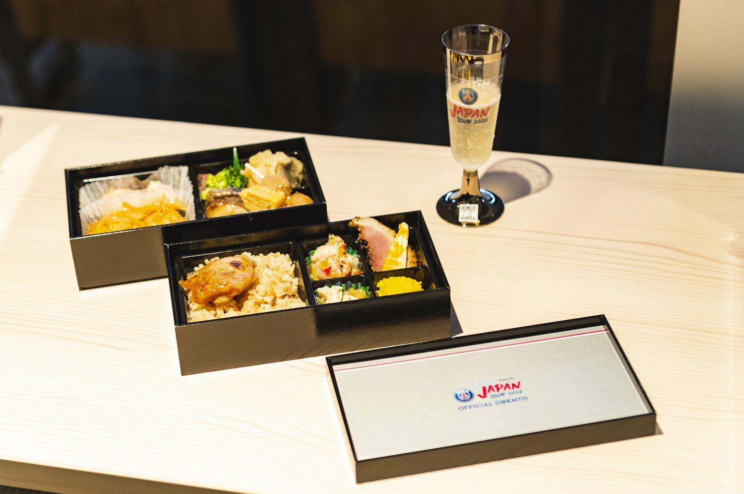 お弁当とシャンパン　©Wataru Sato