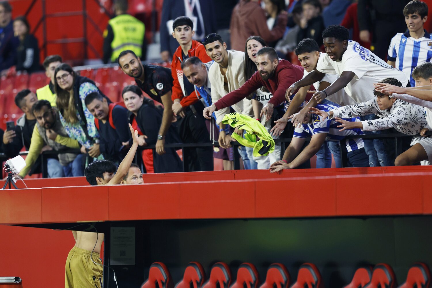 試合終了後、メインスタンド一角のソシエダ関係者ゾーンのファンには上着をプレゼント