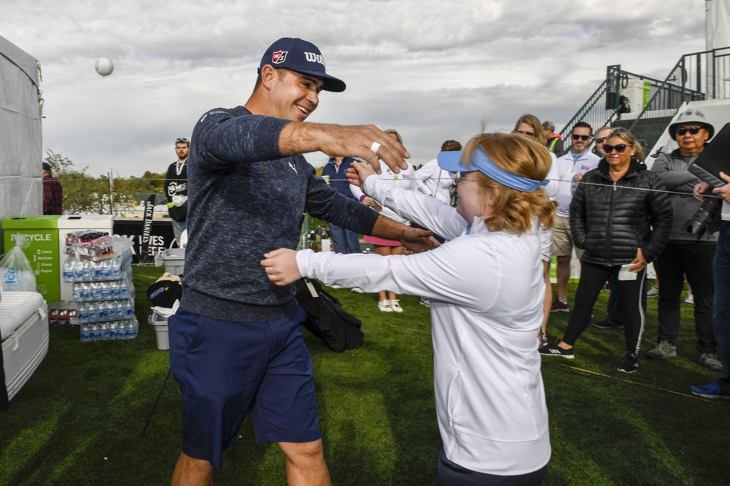 憧れのウッドランドとハグするエイミー。現在も交流は続いている ©Getty Images