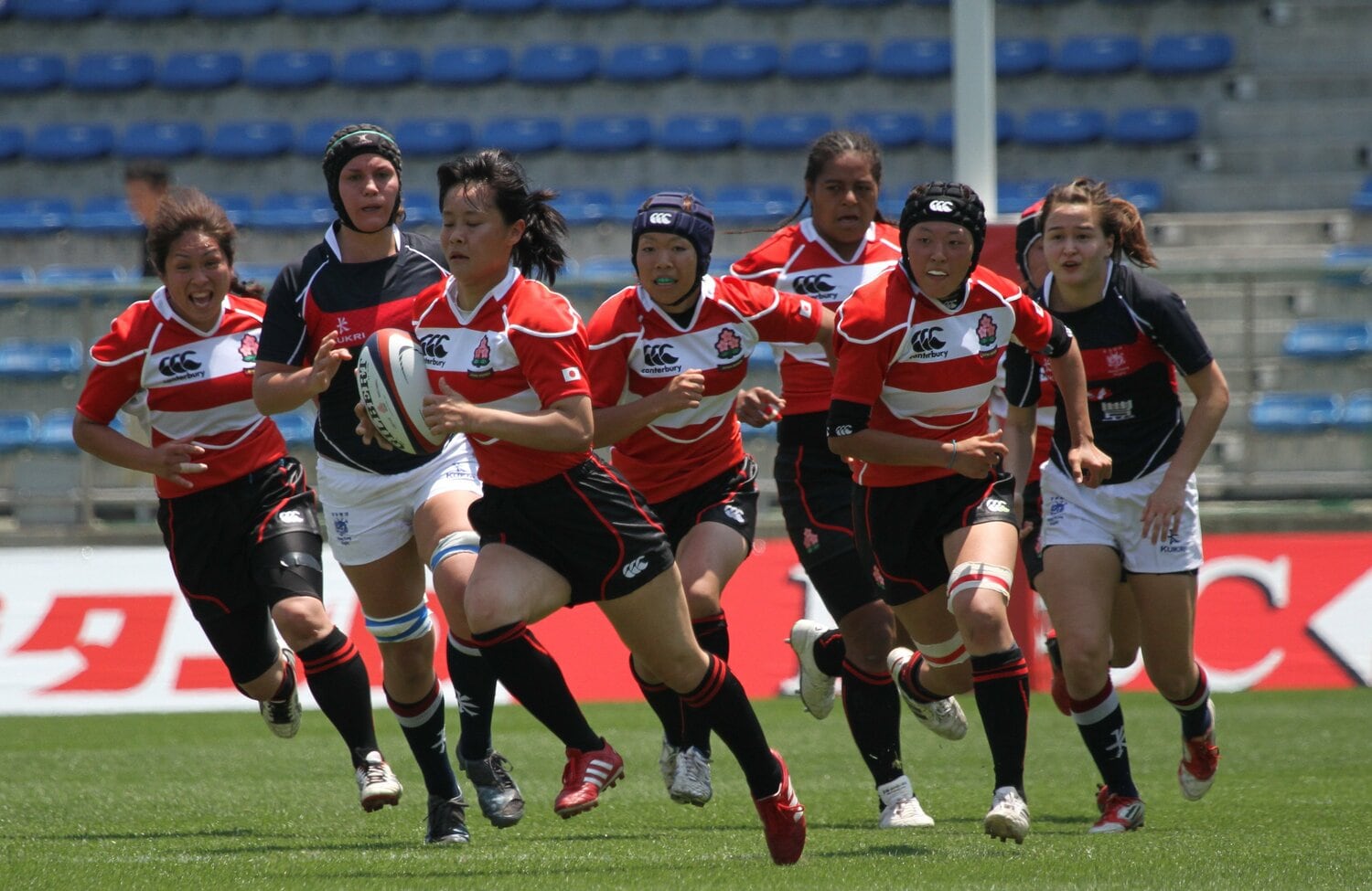 紺のヘッドキャップをつけているのが現役時代の神村さん（2012年5月香港戦）©Nobuhiko Otomo