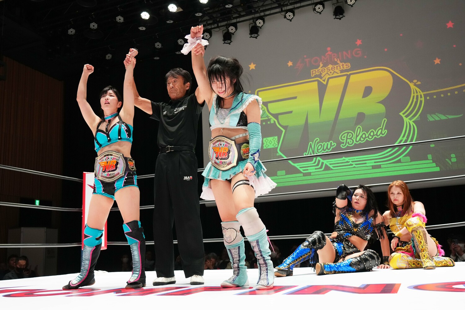 HANAKO、月山和香組を倒しNBタッグ王者になったさくらあや、玖麗さやか組。2025年10月30日、神田明神ホール　©Essei Hara