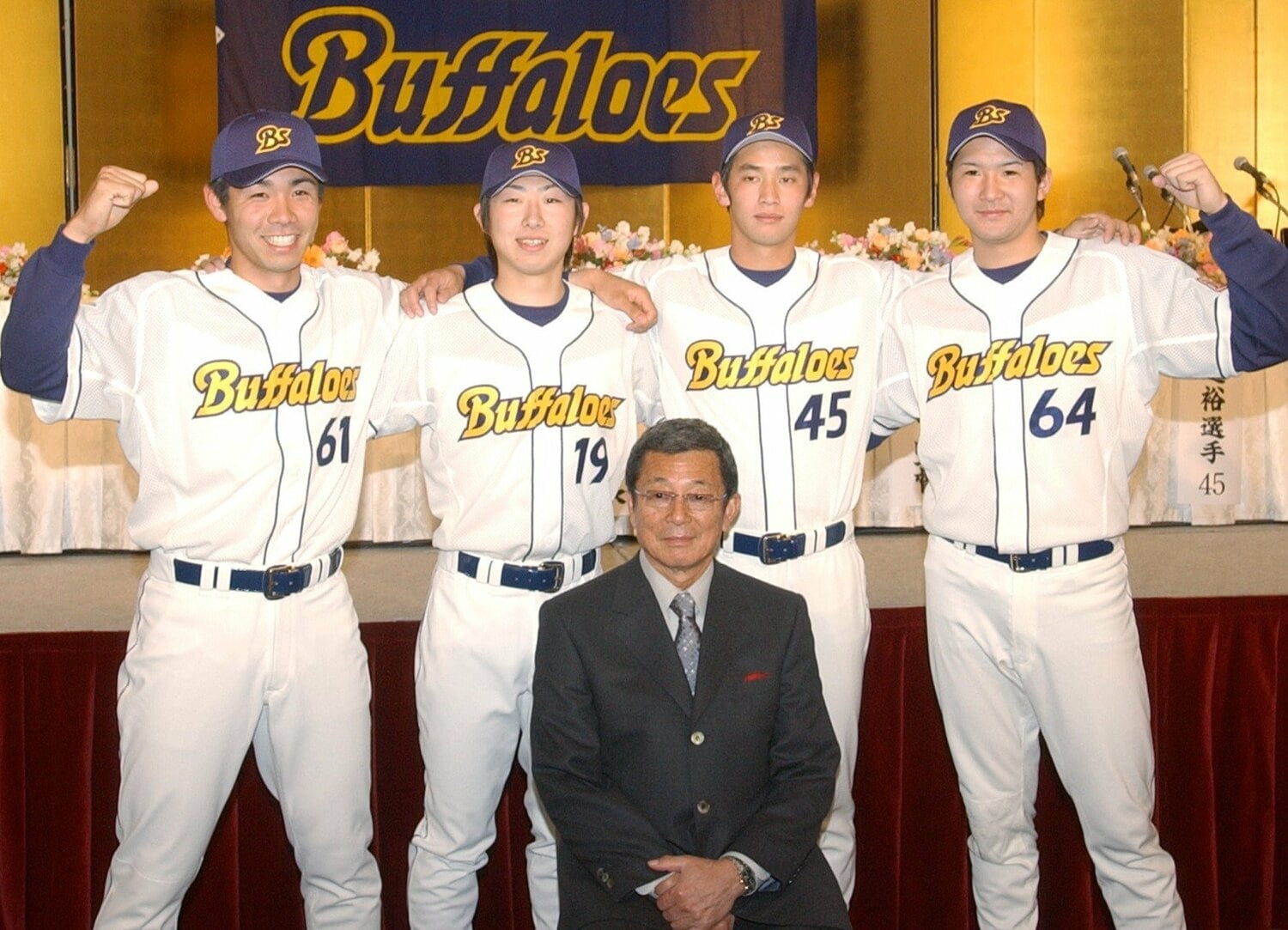 2004年12月、仰木彬監督（当時）を中心に記念撮影に応じるオリックスの新入団選手。左から町豪将、金子千尋、光原逸裕、田中彰　©︎JIJI PRESS