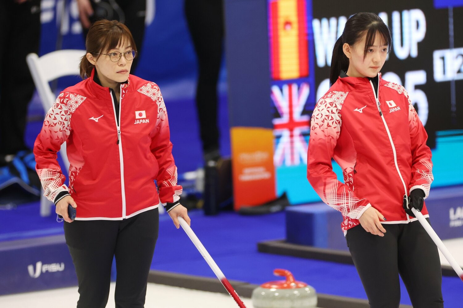 今年1月の冬季ユニバ、カーリング女子。小笠原歩(左)は代表コーチとして帯同 ©AFLO