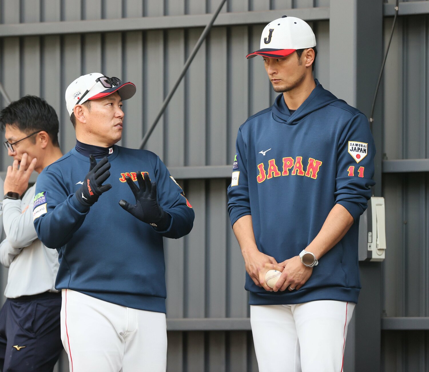 ブルペンで言葉をかわす井端弘和監督とダルビッシュ　©Sankei Shimbun