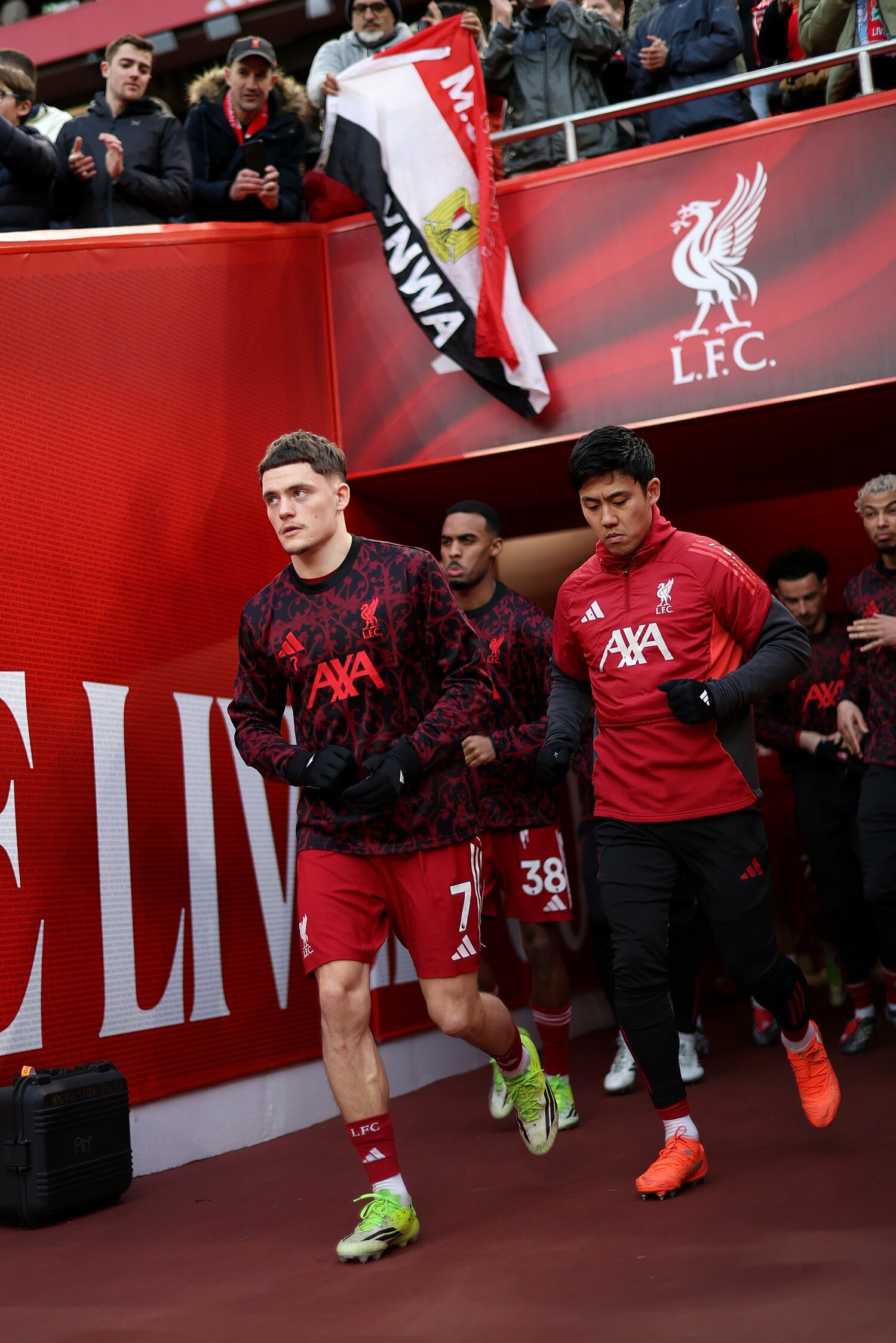 マンチェスター・シティ戦でビルツらと　©Getty Images