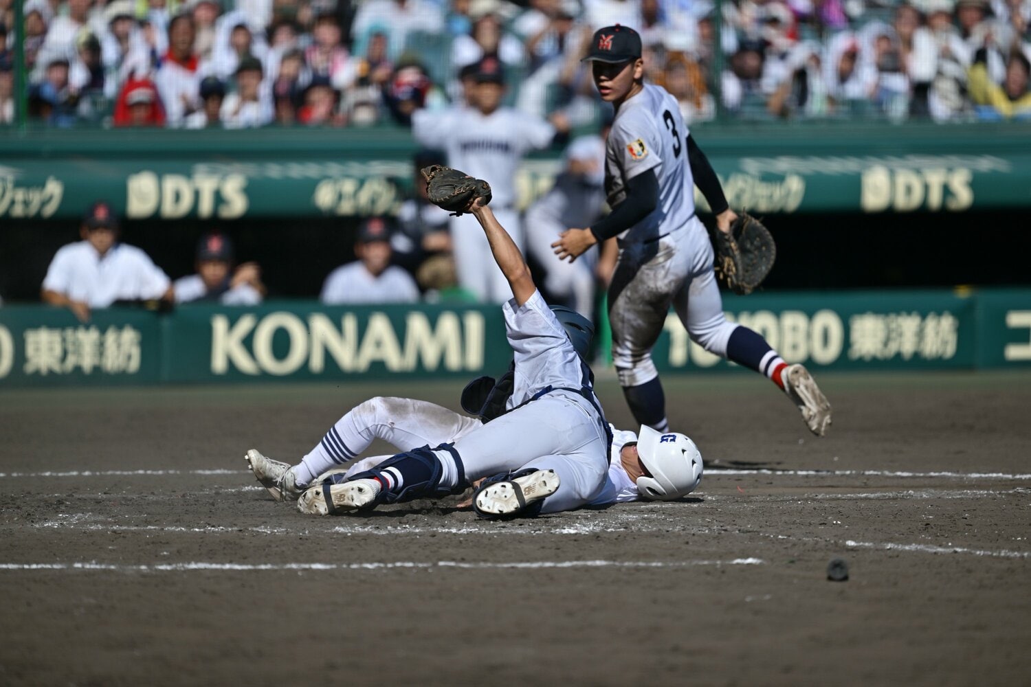 県岐商のサヨナラを狙ったスクイズは「内野5人シフト」で圧をかけて阻止　©Hideki Sugiyama