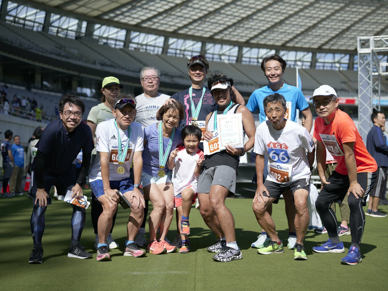 ともに参加したチーム「T66」のメンバーと ©Yuki Suenaga