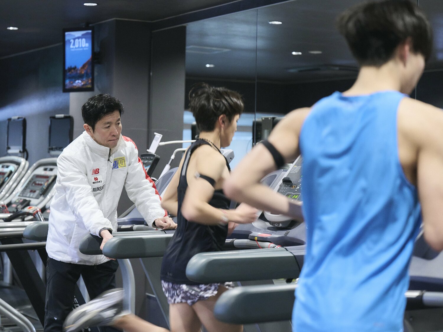 城西大の低酸素ルームで指導を行う櫛部氏