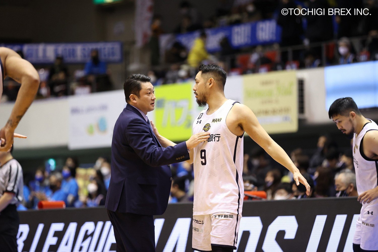 遠藤祐亮の胸を叩く安齋HC