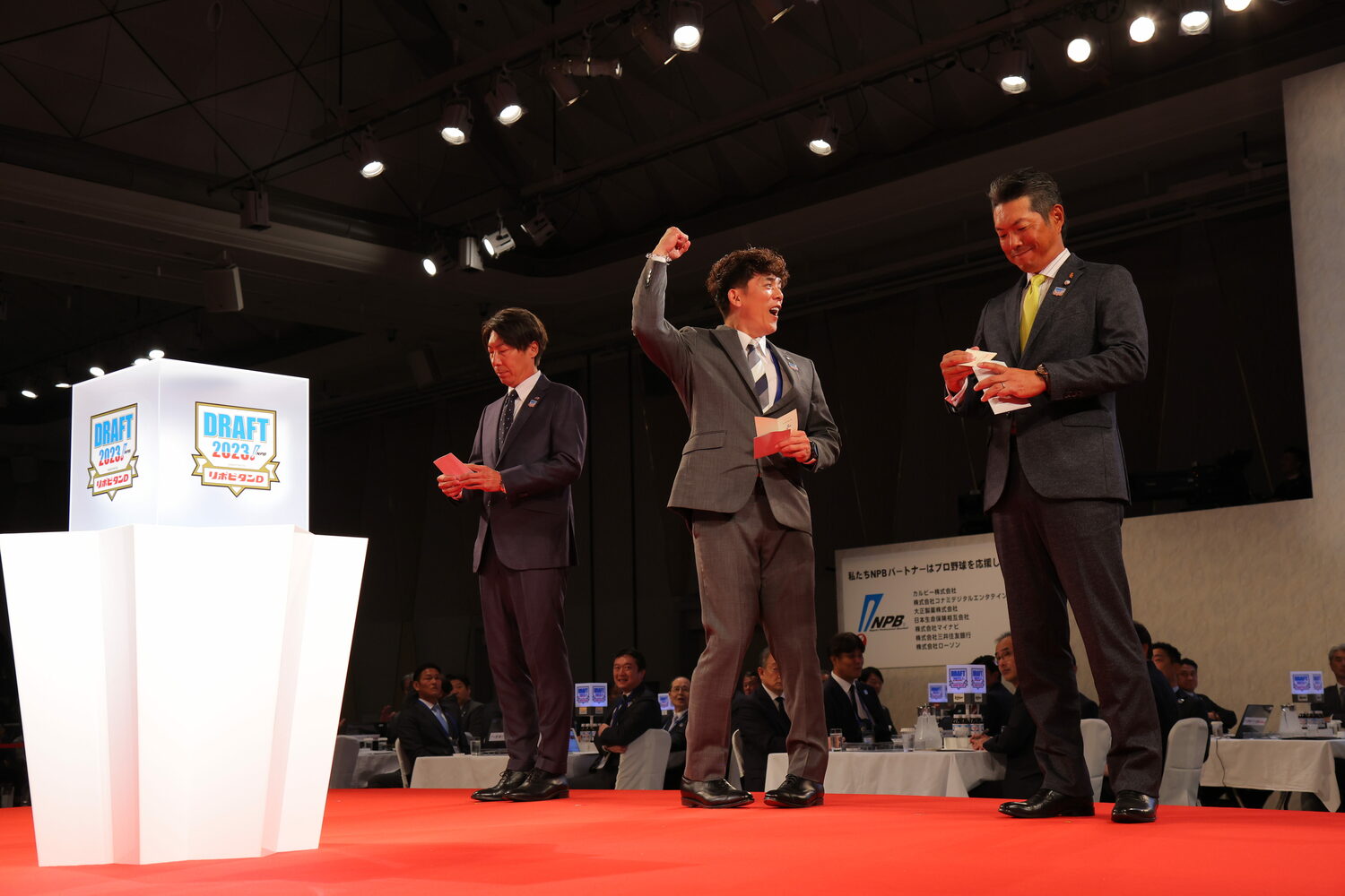 2023年のドラフト会議。武内を引き当てガッツポーズを繰り出す西武・松井監督(当時) ©JMPA