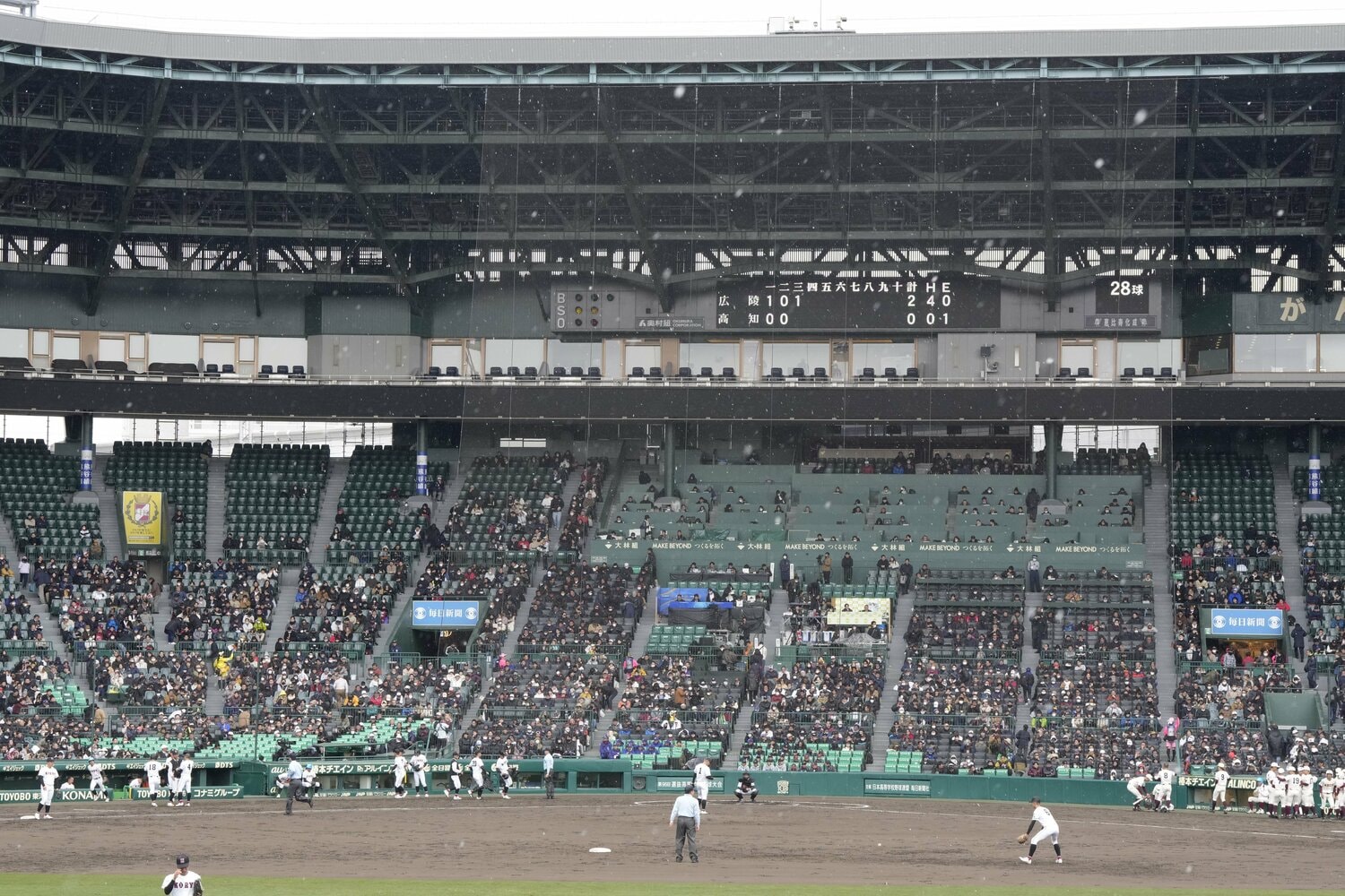 雪が舞う甲子園（3月21日） ©Sankei Shimbun