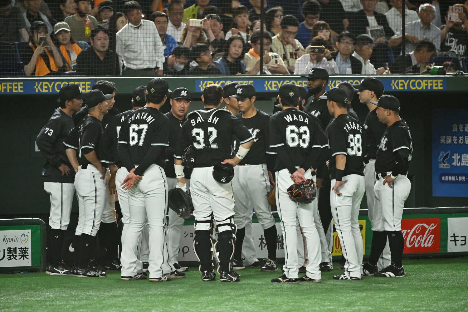 選手たちに的確なアドバイスを送る村田打撃コーチ（円陣中央）　©︎Hideki Sugiyama