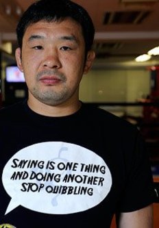 昨年春、東京都品川区に自らの総合格闘技ジム「Laughter7」を設立し代表に。ジム名の由来は「笑い」と縁起の良い数字の「7」の組み合わせ。一般会員も続々増えているとのこと。