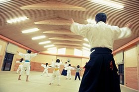 琉球表の畳、杉の壁板と漆喰、檜の床材、檜と杉の天井に囲まれた道場での稽古風景              