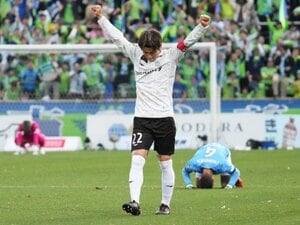 “降格濃厚”横浜FCの選手は崩れ落ち…「残酷な裏天王山」でJ1残留を決めた勝者・湘南ベルマーレの猛省「毎年同じことを繰り返していたら…」