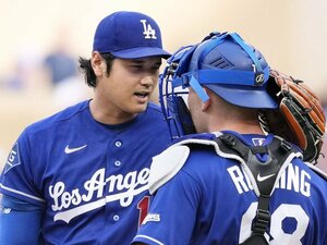 ツインズ戦の２回、マウンドで捕手ラッシングと話す大谷翔平