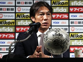 ホン・ミョンボに挑み、敗れ、学んだ。「韓国型サッカー」とは何なのか？＜Number Web＞ photograph by YONHAP NEWS/AFLO
