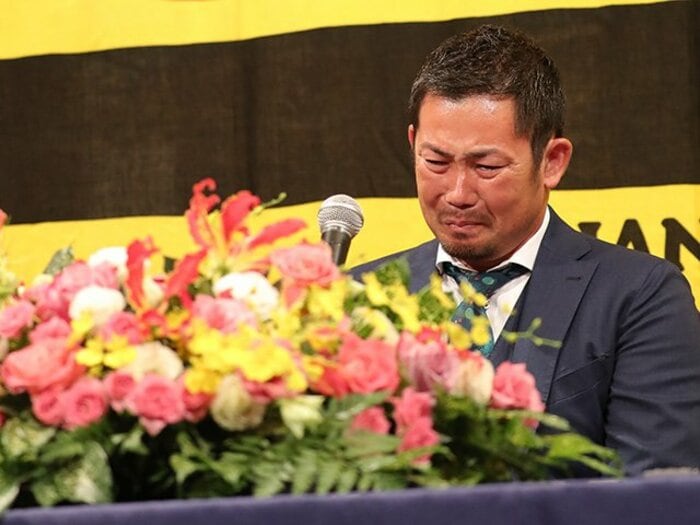《引退》阪神・岩田稔が明かした“号泣会見”と病気から逃げなかった16年間…ビールかけが実現したら「あかんと言われても行く」＜Number Web＞ photograph by Sankei Shimbun