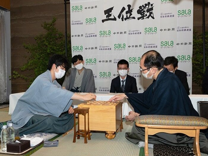 藤井聡太棋聖、史上最年少二冠が目前。木村一基王位の巻き返しは「サッカーなら“1－0で守り切る”しかない」＜Number Web＞ photograph by 日本将棋連盟