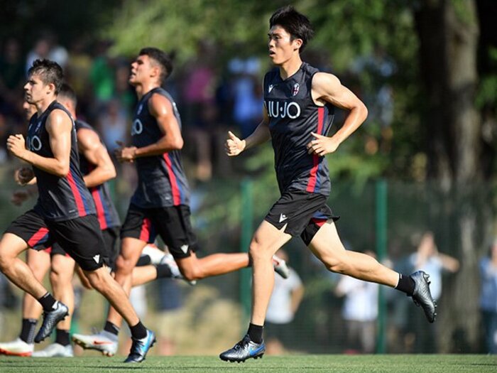 笑顔の冨安健洋に地元記者も期待。古豪ボローニャで現状の序列は？＜Number Web＞ photograph by Uniphoto Press