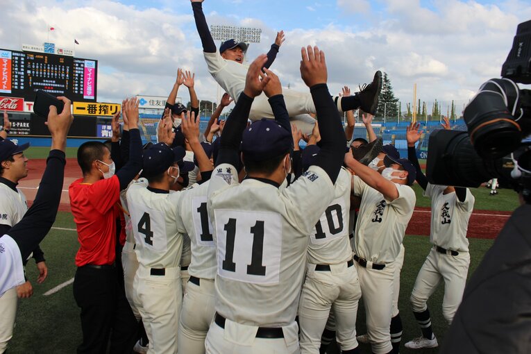 選手たちに胴上げされる尾崎監督　©︎Yu Takagi