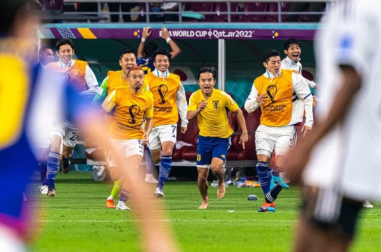 カタールW杯ドイツ戦勝利後、嬉しすぎて裸足でダッシュ（全3枚中の1枚目）　©Takuya Sugiyama/JMPA