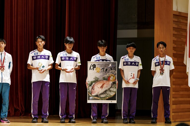 全日本駅伝、表彰式での駒澤大メンバー　©Kiichi Matsumoto