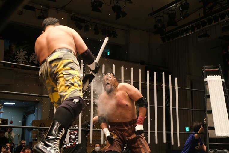 蛍光灯で殴り合い、大流血して…メキシコ人デスマッチファイター「もっと日本にいたい」ビオレント・ジャックの切実な思い「外国人がって…でも、ここがオレの家」(77)