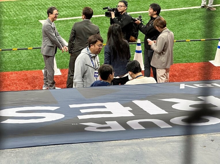 談笑する古田敦也さんと中居正広さん。球場はお祭り感が満載である