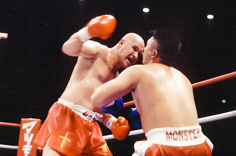 1999年4月、佐竹雅昭戦での豪快な右フック　©Susumu Nagao