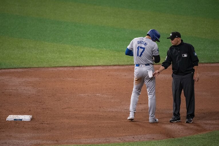 盗塁後の一コマ…ポケットに注目。審判が近づいて…　©Nanae Suzuki