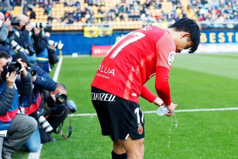 久保建英がエメリ戦術にハメられた？ “代表前の古巣ビジャレアル戦”撮影カメラマンが見た苦闘の要因〈少年ファンはユニをおねだり〉(13)