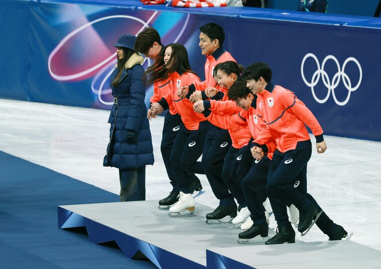 日本チームが勢いよく表彰台にのぼる瞬間。硬い素材が、むき出しになっている【スワイプするとそのほかの写真もご覧になれます】　©JIJI PRESS