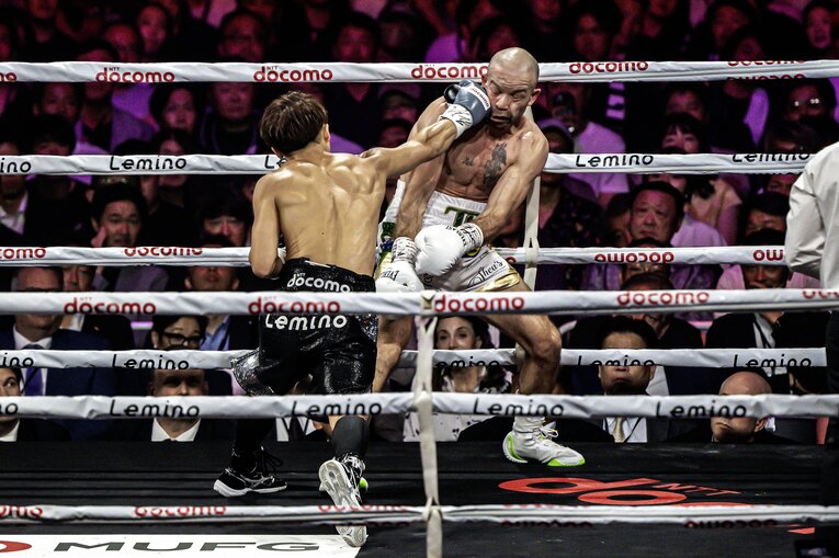 隆起した広背筋から放たれる強烈な右ストレート ／ photograph by Takuya Sugiyama