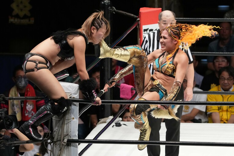 コーナーの桜井麻衣にキックを放つジュリア　©Masashi Hara