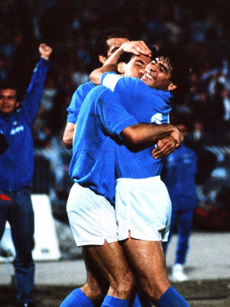 ナポリ時代、カレッカをハグするマラドーナ。日本人フォトグラファー原悦生氏が撮った貴重な1枚だ　©Etsuo Hara/Getty Images