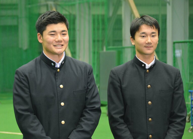 17年ドラフト7位で、東大から日本ハム入りした宮台康平。その年のドラ1・清宮幸太郎と　©JIJI PRESS