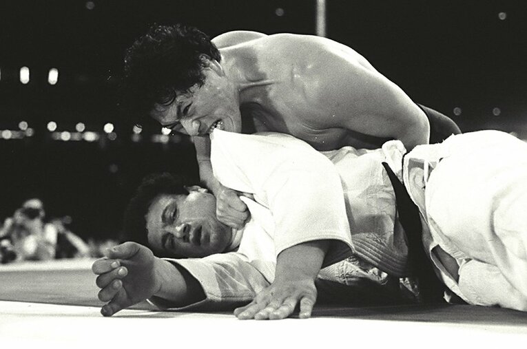 勝つためにはすべてを使う！　チョチョシビリ戦で、相手の道着に噛みついてまで戦っていたアントニオ猪木。 ／ photograph by Essei Hara