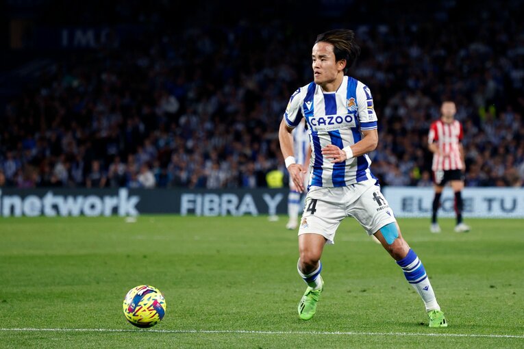 「“クボの疑惑PK”を写真で見ると」「日本代表ユニの少年も」ダービー熱狂のゴラッソ…映像で伝わりきらない“MVP久保建英”の英雄ぶり(4)