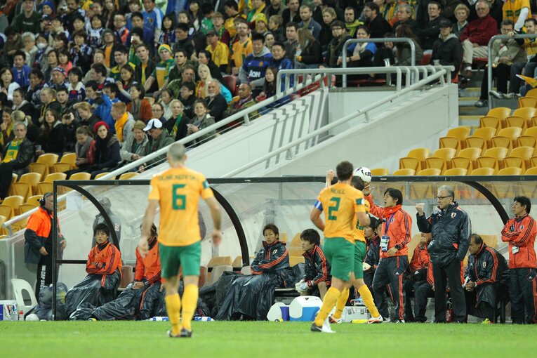 ブラジルW杯アジア最終予選、オーストラリア戦で戦況を見つめるアルベルト・ザッケローニ監督（2012年）　©Shigeki Yamamoto