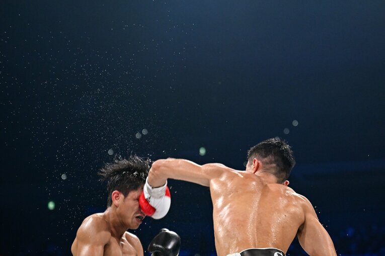 突き刺さるような中谷潤人の強烈なパンチ　©︎Hiroaki Yamaguchi