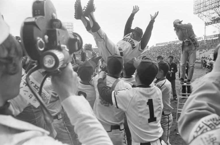 写真は1977年のセンバツで。優勝して胴上げされる尾藤公監督　©JIJI PRESS