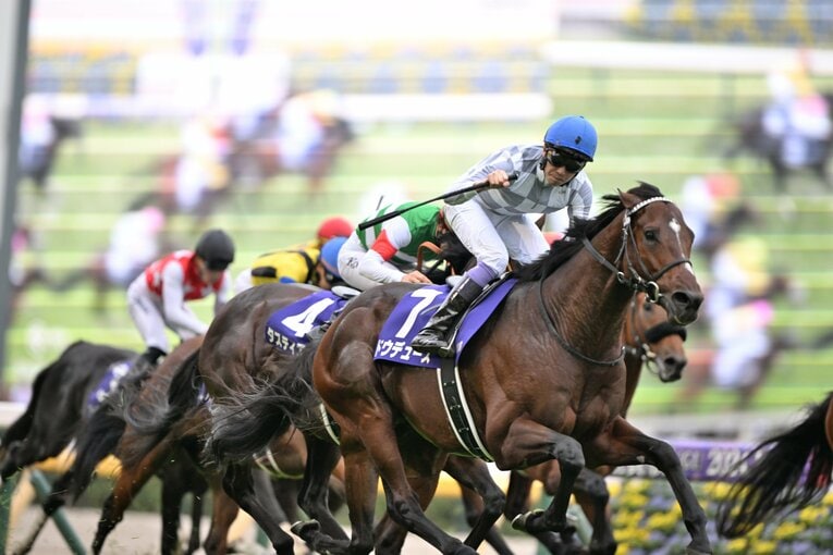 ゴールの瞬間、右手をあげる武豊（5枚目／全7枚）©Keiji Ishikawa
