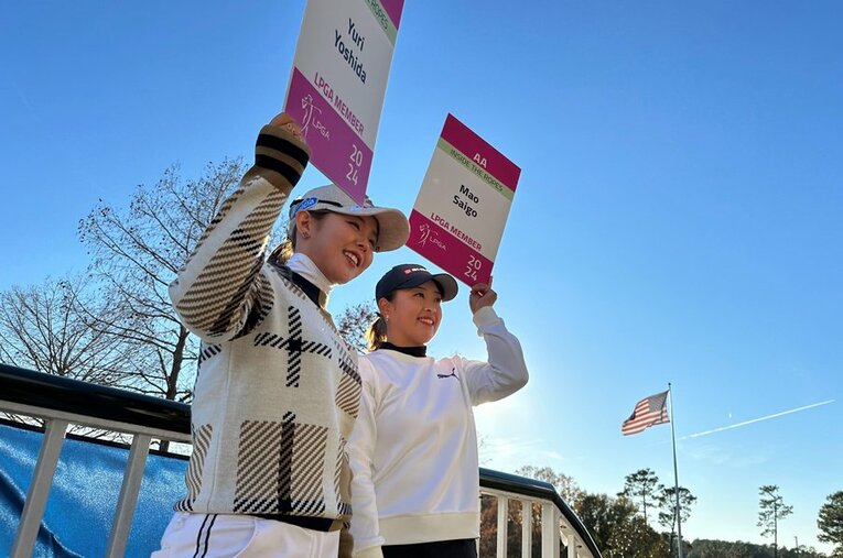 熾烈な予選会を突破し、2024年米女子ツアーの出場権を獲得した吉田優利（左）と西郷真央。賞金総額は過去最高175億円超、戦いは1月から始まる ／ photograph by Yoichi Katsuragawa