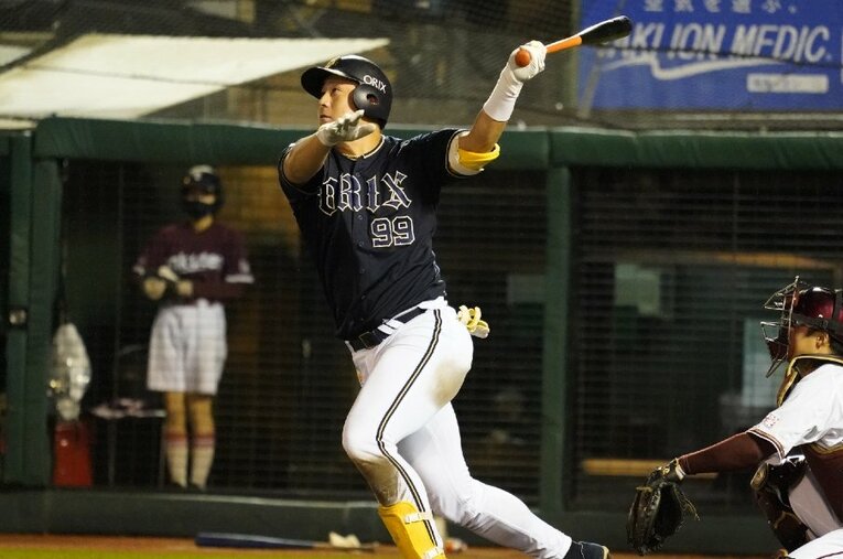 優勝戦線に踏みとどまる大きな一打を放った4番・杉本裕太郎。吉田不在の今、打線の柱として気を吐く ／ photograph by KYODO