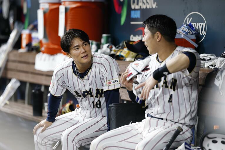 久しぶりに山本由伸のボールを受けた若月健矢　©︎KYODO