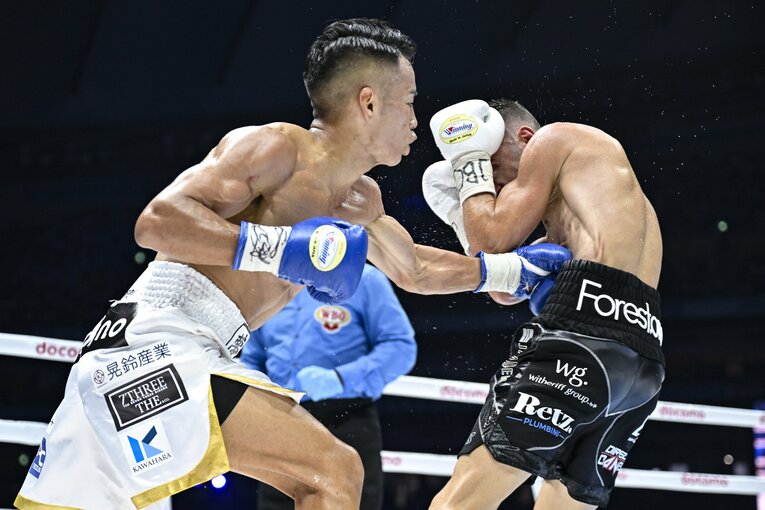 ジェイソン・モロニーの腹部に突き刺さる武居由樹の左ボディ　©Hiroaki Yamaguchi